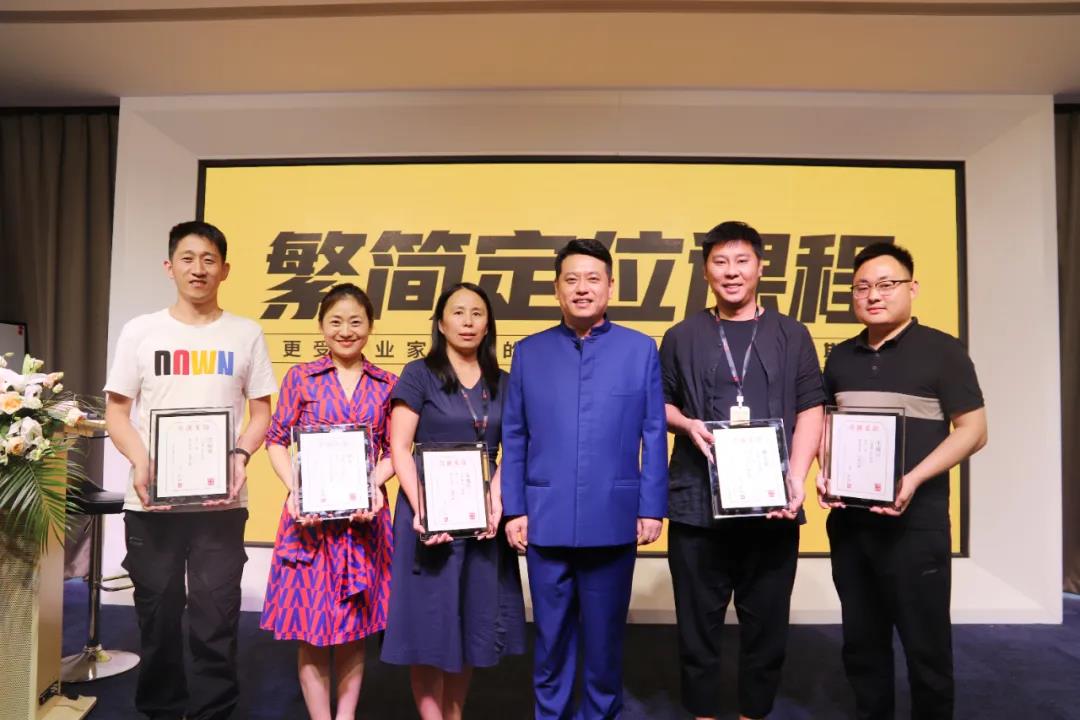 贝铭设计总监带着主案们集体请假？